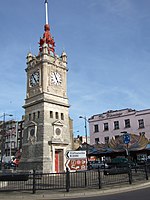 Башня с часами с отреставрированным шаром времени - одна из достопримечательностей Маргейта (2010 г.)