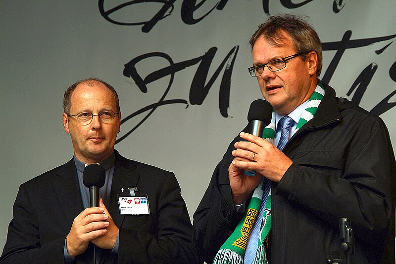 File:Martin Tenge, Propst Katholische Kirche, und Hans-Martin Heinemann, Stadtsuperintendent Landeskirche Hannover auf der Bühne zur Solidaritätstafel 2012 in der Georgstraße.jpg