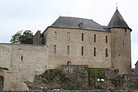 Mayenne château vu du quai.JPG