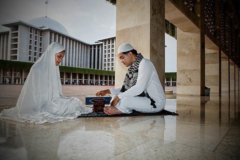 File:Membaca Quran bersama.jpg