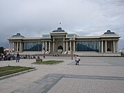 Palácio do Governo em frente à Praça Sükhbaatar depois da reforma de 2005.