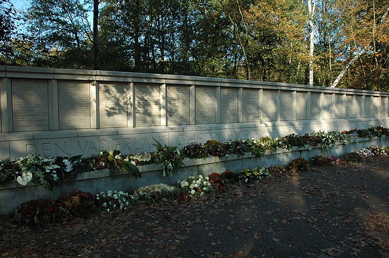 File:Monument Fusilladeplaats Vught (2007).jpg