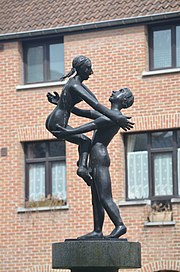 Statue en bronze d'une jeune fille nue sautant dans le bras d'un jeune homme également nu.