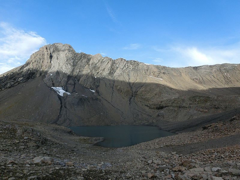 File:Nüschenstock and Rüchi as seen from Muttsee.JPG