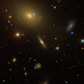 NGC 7766 uprostřed, NGC 7768 nahoře a slabé galaxie LEDA 1798869 vpravo nahoře, LEDA 1797966 dole [1]