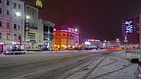 Площадь ночью: Макдоналдс, Центральный универмаг и управление метрополитена