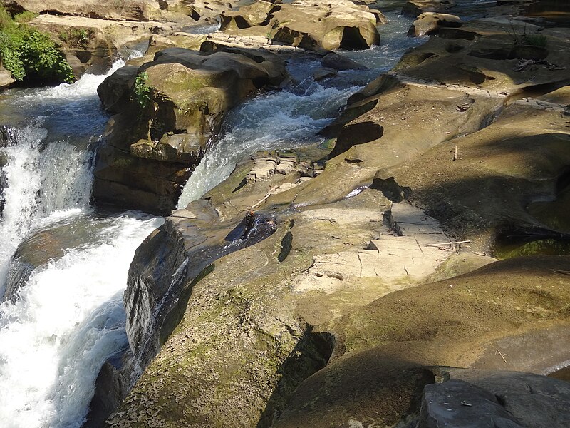 File:Nafa-khum waterfalls at Bandarban.jpg