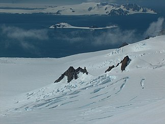 Nestinari-Nunatakker mit Half Moon Island und Greenwich Island im Hintergrund