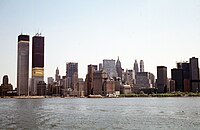 Skyline Manhattan. Circa 1971. North Towers hoogste skylobby onvoltooid, South Tower overwegend nog zonder buitenmuren. Deze werden deels opgetrokken. Zie ook foto 5.