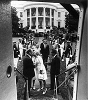 Ричард Никсън (вдясно) напуска Белия дом и сдава длъжността на вицепрезидента Джералд Форд (вляво), 9.8.1974 г.