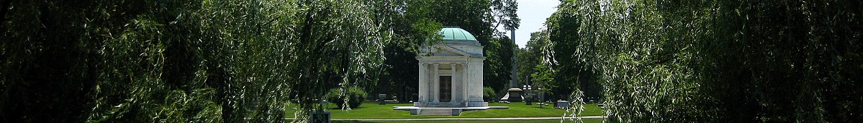 Panorama sur le mausolée de style Greek Revival et son jardin.