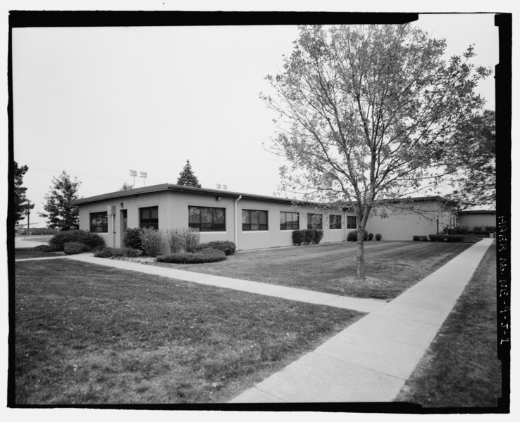 File:Northwest end and southwest rear. View to east. - Offutt Air Force Base, Looking Glass Airborne Command Post, Squadron Operations Building, At southwestern-most boundary of Project HAER NE-9-J-1.tif