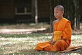 Noormunk mediteerib metsas.