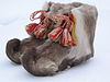 Skaller, tradisjonelle samesko av reinsdyrskinn med krumme «snabeltupper».