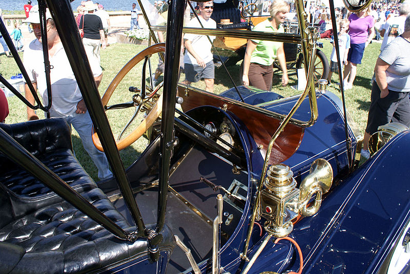 File:Oakland Model 24 1910 Runabout cockpit Lake Mirror Cassic 16Oct2010 (14690505300).jpg