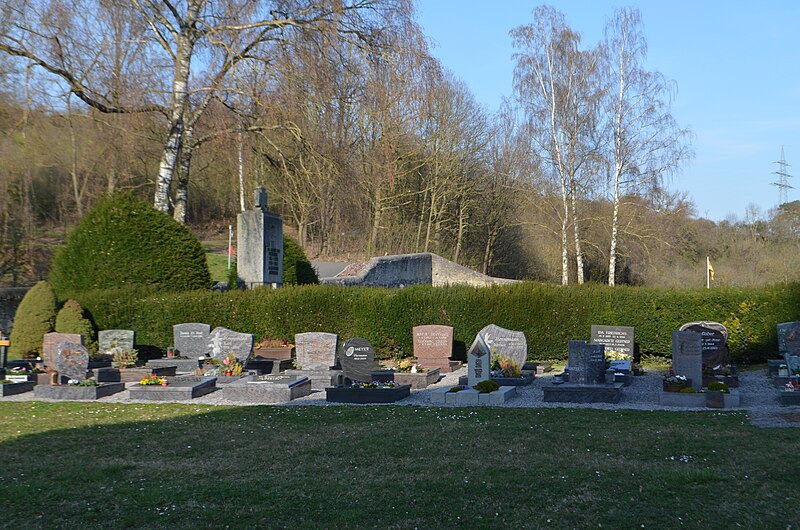 File:Oberneisen, Friedhof.jpg