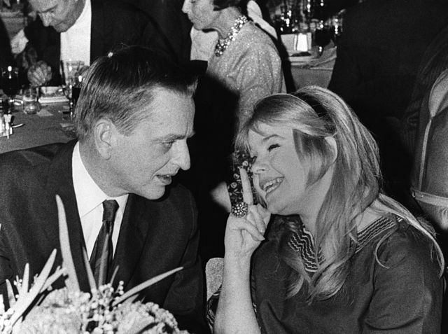 Olof Palme in a conversation with Lena Nyman, who received one of the three awards that were distributed at the 5th Guldbagge Awards.