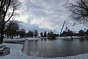 Olympiasee und -stadion im Olympiapark München mit Schnee