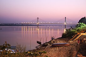 A ponte sobre o rio Yamuna em Alaabade