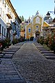 A "subida da Motta" com a igreja paroquial de Santa Maria Assunta.