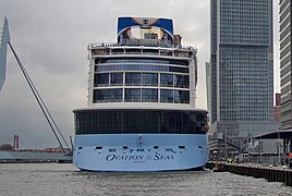 L'Ovation of the Seas amarré au terminal.