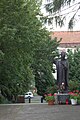 Słupsk; pomnik Jana Pawła II przed kościołem św. Ottona