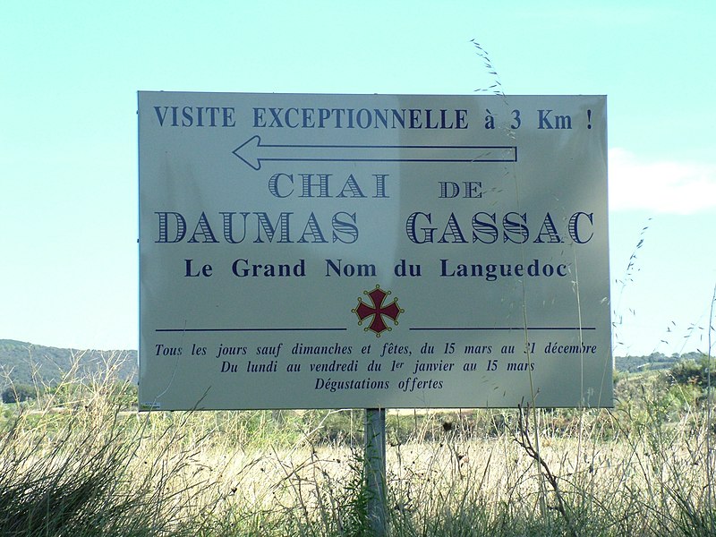 File:Pancarte du chai du mas de Daumas-Gassac.jpg