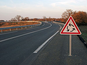 Seul sur une route départementale.