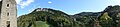 Panoramatický pohled na Nunningerberg.  Zříceniny hradu Gilgenberg.  710 m nad mořem, v Zullwilu, ve Solothurn Folded Jura, Švýcarsko