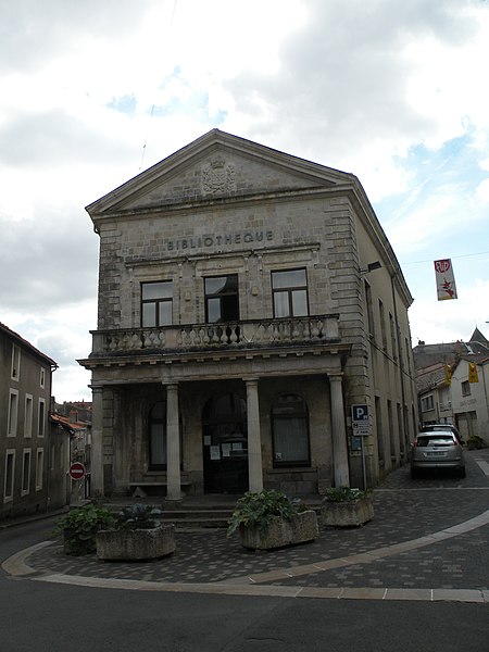 File:Parthenay bibliotheque.JPG