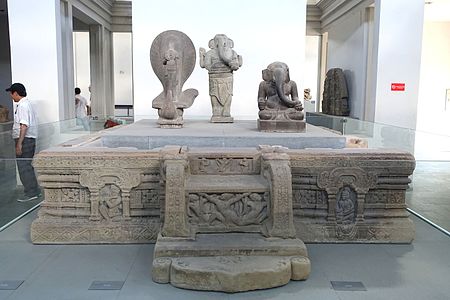 Tập_tin:Pedestal,_My_Son_E1,_view_1,_7th_century,_Quang_Nam_-_Museum_of_Cham_Sculpture_-_Danang,_Vietnam_-_DSC01700.JPG