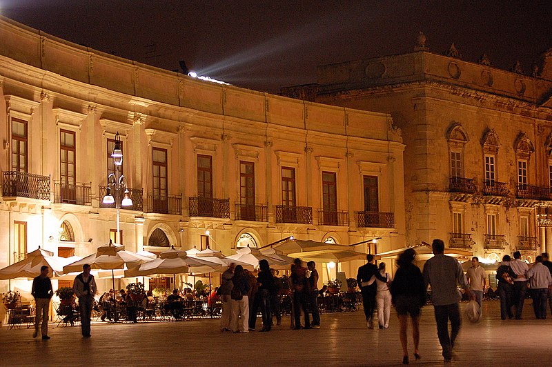 File:Piazza Duomo (3086864155).jpg