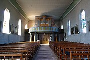 Vue intérieure de la nef vers la tribune de l'orgue Christian Guerrier (1994).