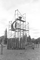 Aufbau der Plastik "Wind-Licht-Objekt" (im Volksmund "Lohn-Preis-Spirale") vor der Sparkasse im Juli 1971