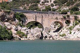 Keskiaikainen silta Pont du Diable ("Paholaisen silta") Saint-Guilhem-le-Désert’ssä