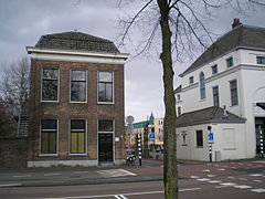 Witte gebouw rechts is het Poortgebouw Biltse Grift aan de Biltstraat met ertussenin de Veeartsenijstraat