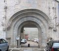 Porte d'accès au cloître.