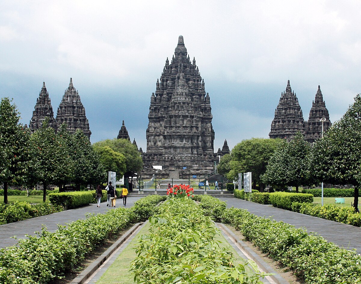أشهر وأجمل المدن السياحية في إندونيسيا 1200px-Prambanan_Trimurti