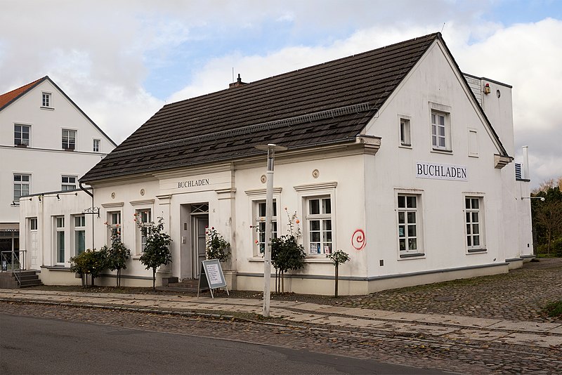 File:Putbus Alleestrasse 4 Buchladen.jpg