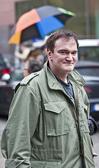Quentin Tarantino di Berlin Film Festival pada tahun 2009. Out-of-focus dan payung berwarna-warni dapat dilihat di latar belakang.