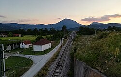 Mira el ferrocarril desde el paso elevado de Prijevor