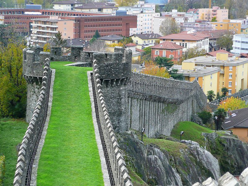 File:Ramparts Bellinzona.jpg