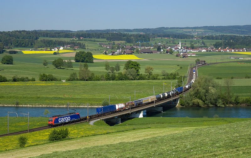 File:Re 482 mit Containerzug bei Oberrüti.jpg