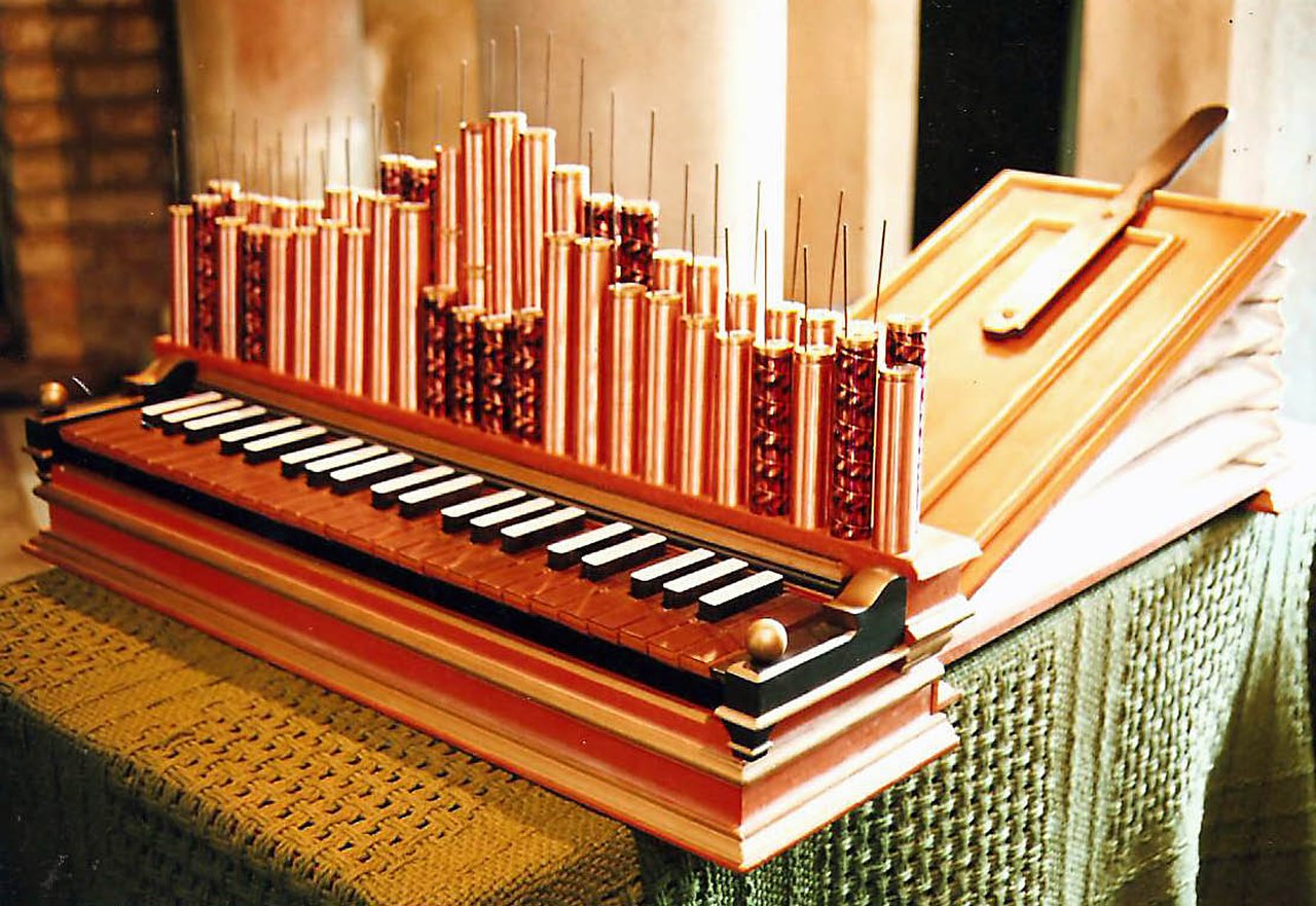 Самый древний орган. Регаль музыкальный инструмент. Орган Регаль инструмент. Регаль 16 века. Старинные музыкальные инструменты.