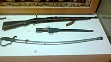 Sabre d'un cavalier turc et fusil Mauser à baïonnette, trouvés à la "Porte des loups" à Bakou