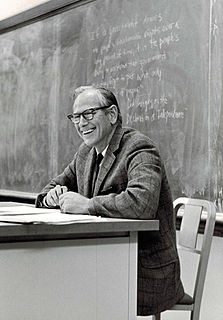 Robert Alan Dahl, né à Inwood (Iowa) le 17 décembre 1915, et mort le 5 février 2014 à 98 ans, était un professeur émérite de science politique à l'Université Yale et ancien président de l'American Political Science Association.