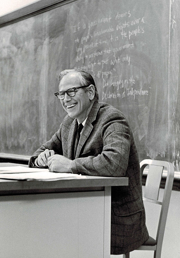 Dahl teaching a political science class at Yale University