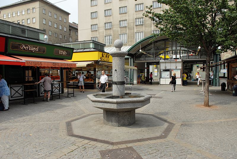 File:Rochusmarkt Brunnen.jpg