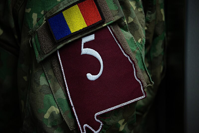 File:Romanian flag and a patch of Alabama - Alabama National Guard’s Best Warrior competition.jpg