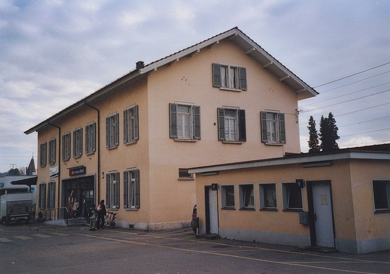 File:SBB Historic - F 122 01017 007 - Solothurn-West Stationsgebaeude Strassenseite.jpg